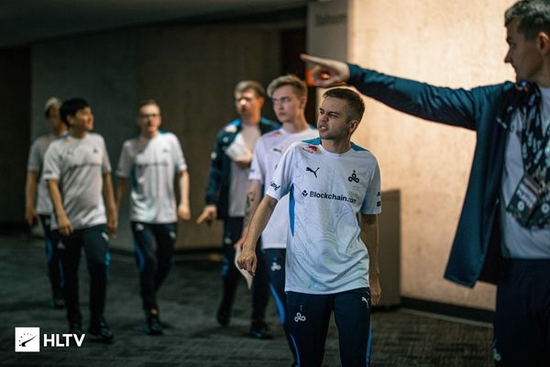 一加15手机引入游戏主机手柄与陀螺仪新体验